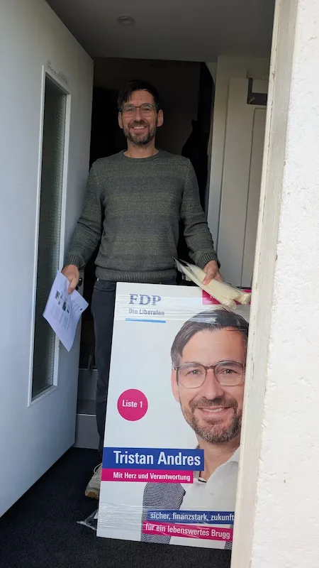 Tristan Andres vor der Haustür mit Wahlplakat